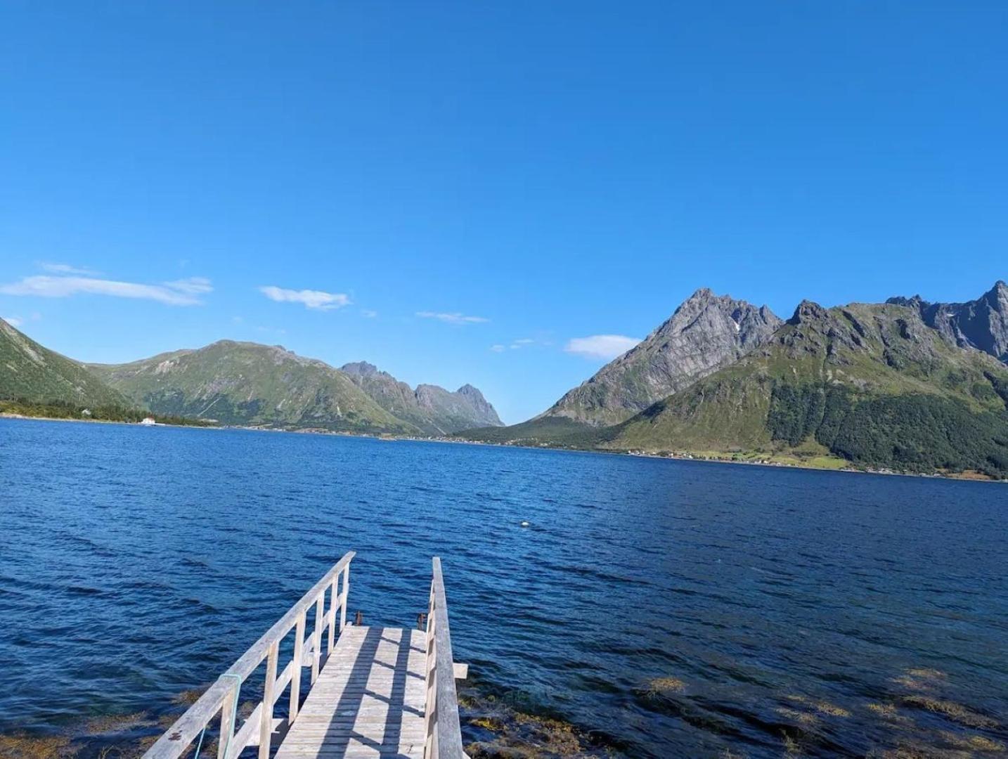 Nydelig Hytte Med Fantastisk Beliggenhet Ved Sjoen Villa Laupstad Exterior photo