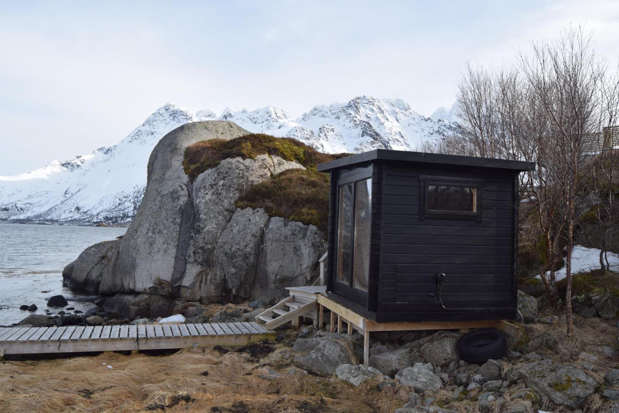 Nydelig Hytte Med Fantastisk Beliggenhet Ved Sjoen Villa Laupstad Exterior photo